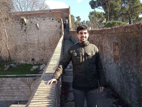 Spanischlehrer auf Stadtmauer in Girona